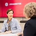 vlnr.: Silke Aue, Key Account Managerin bei den Johannitern im Landesverband Niedersachsen/Bremen mit Verbandsvorsitzende Sabine Jung